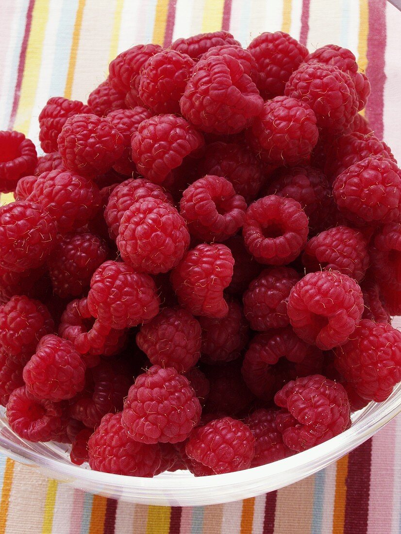 Fresh raspberries in a bowl