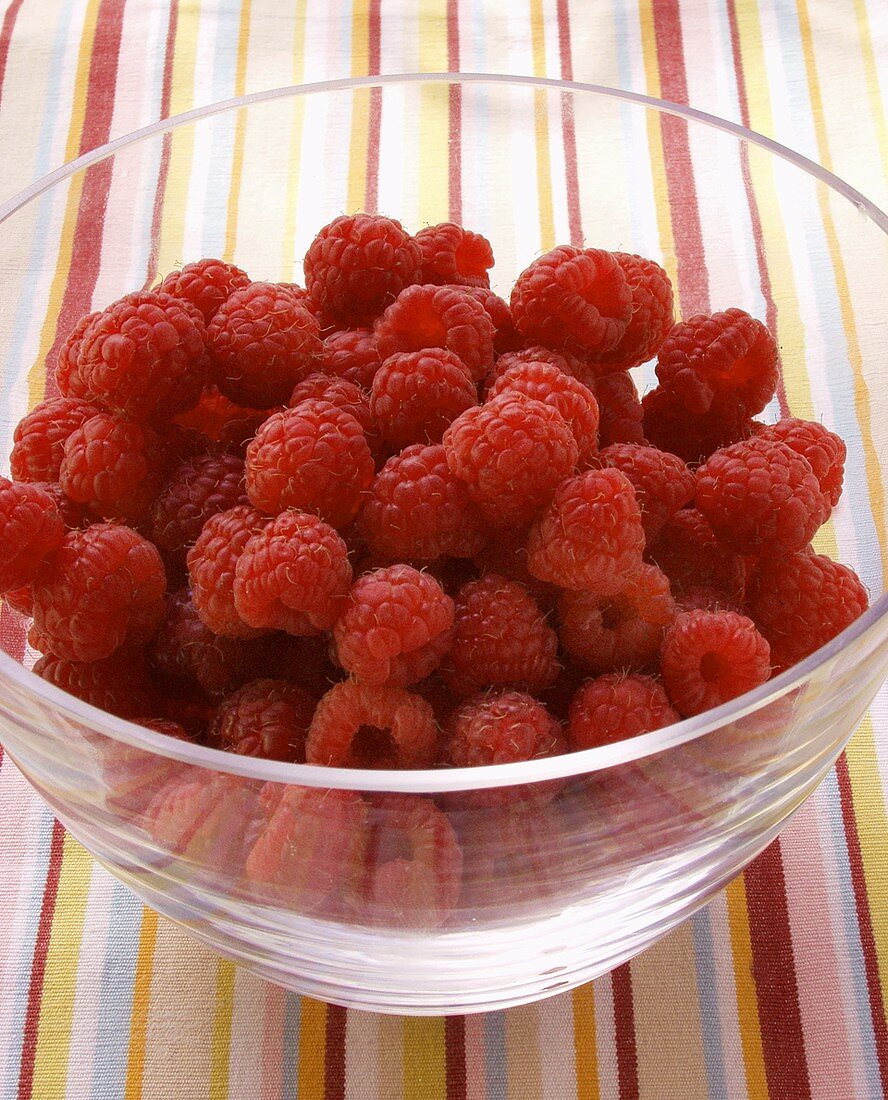 Frische Himbeeren in Glasschüssel