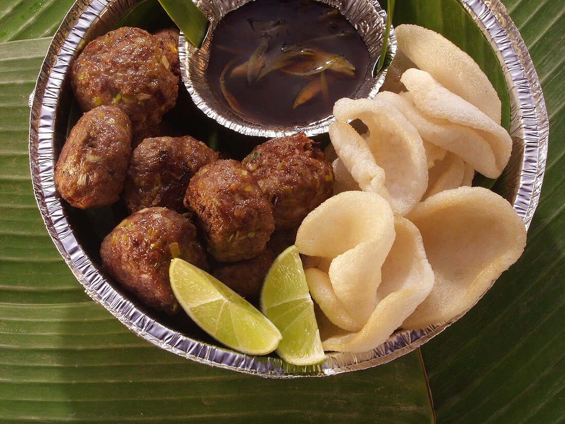 Thailändische Hackbällchen mit Krupuk und Sojasauce