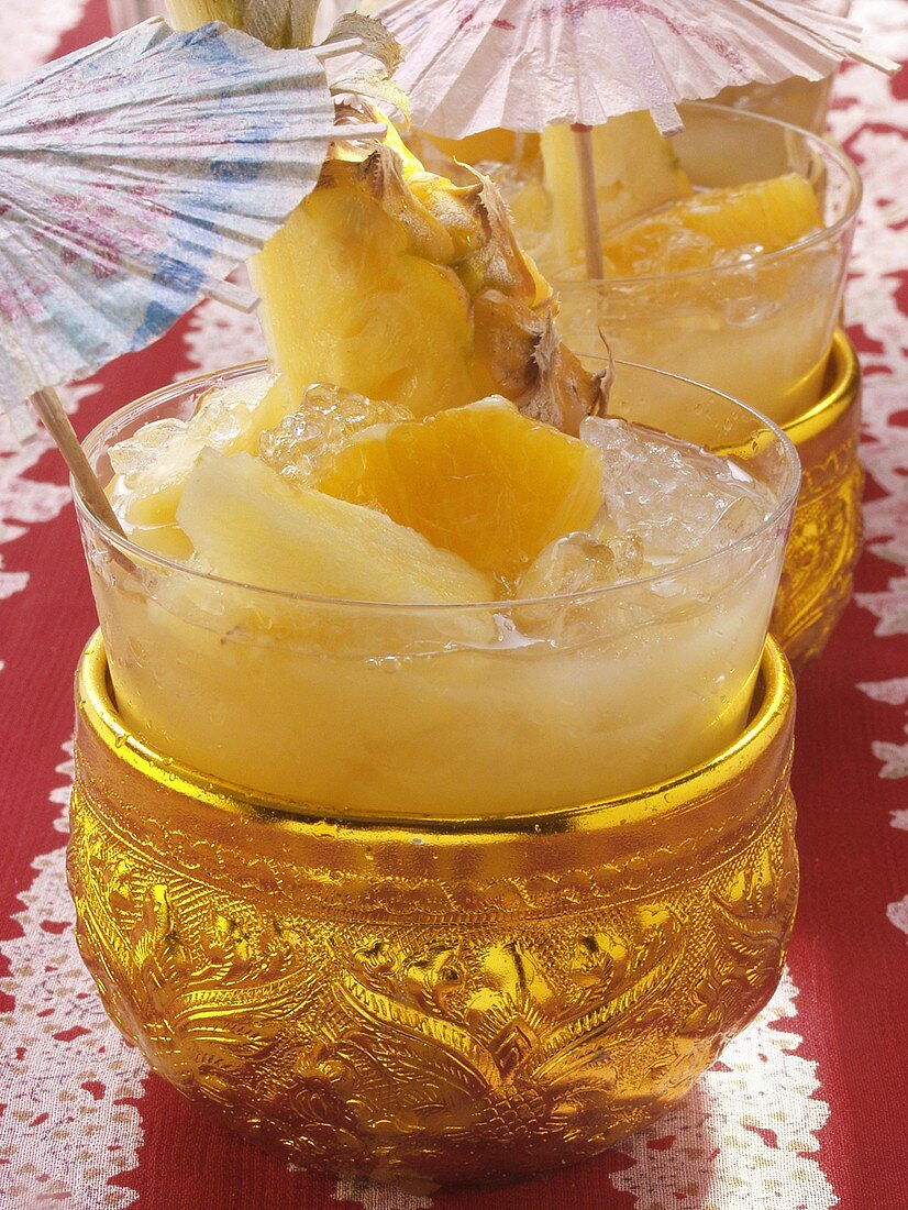 Thai-Sangria mit Ananas in goldener Schale