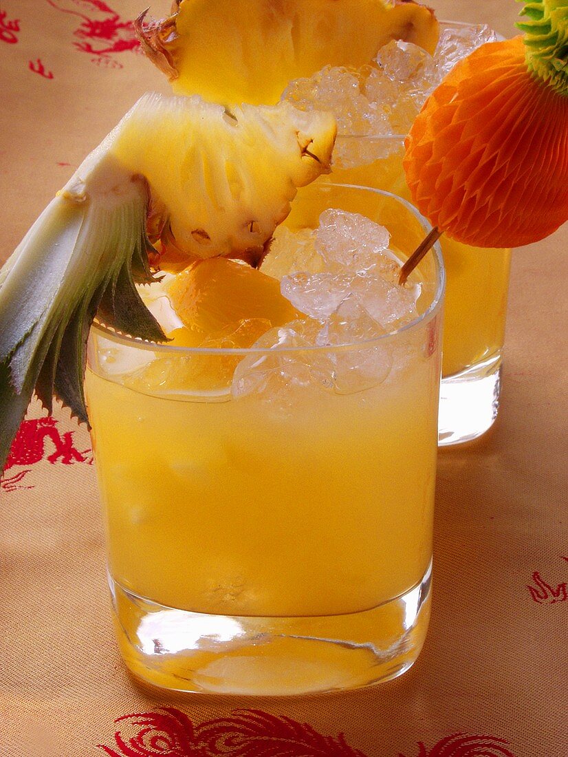 Thai-Sangria mit Ananas in Gläsern