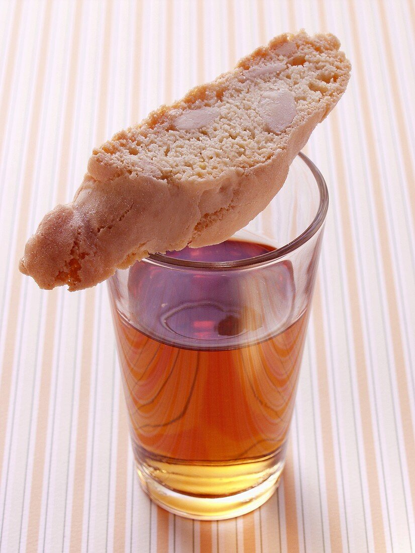 Italienisches Mandelgebäck (Cantucci) auf Glas Vin Santo