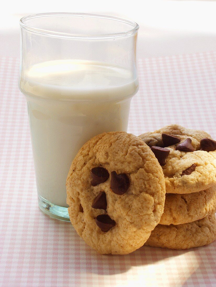 Chocolatechip Cookies und Glas Milch