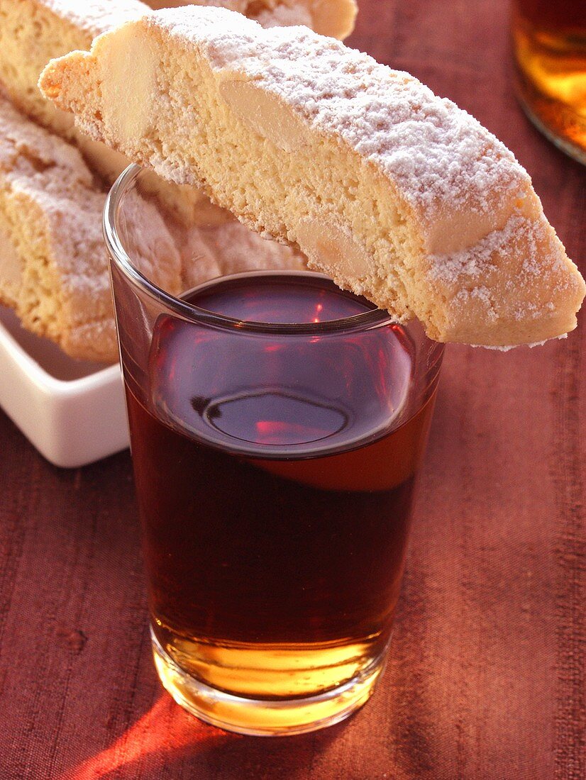 Italienisches Mandelgebäck (Cantucci) auf Glas Vin Santo