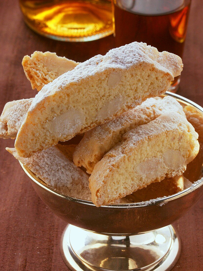 Italienisches Mandelgebäck (Cantucci) in Silberschale