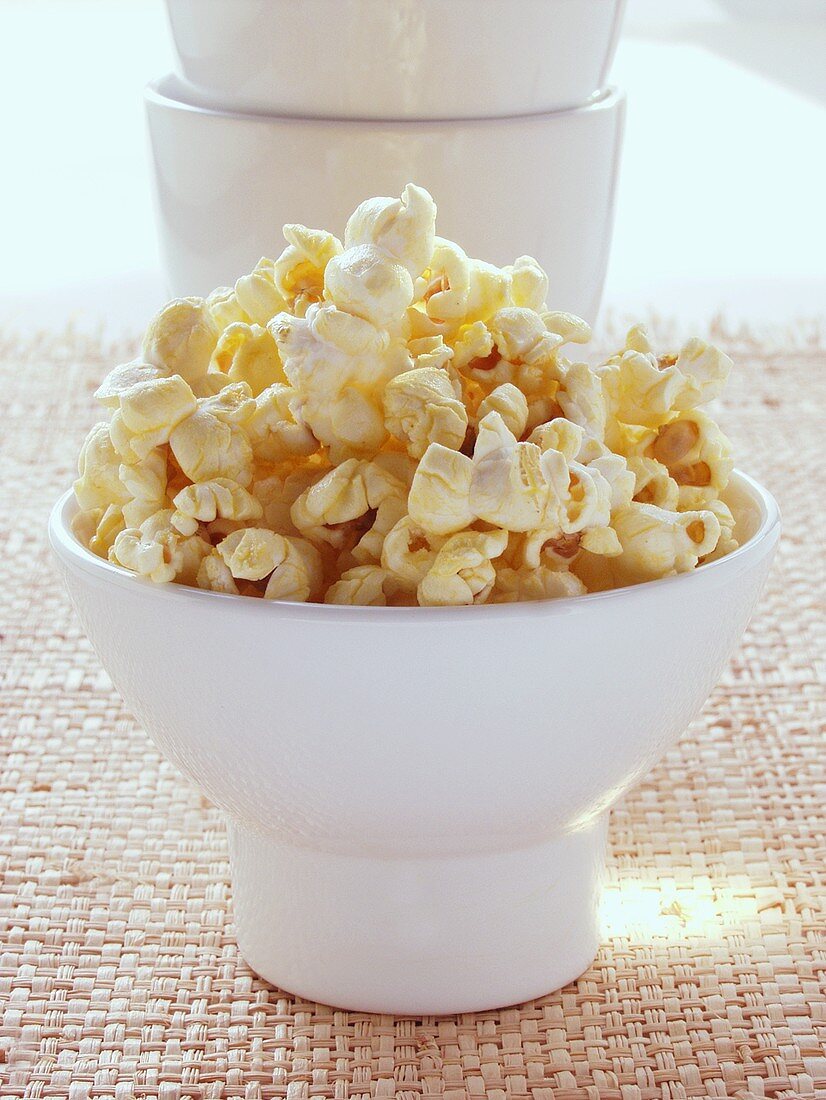 Popcorn in weisser Schale