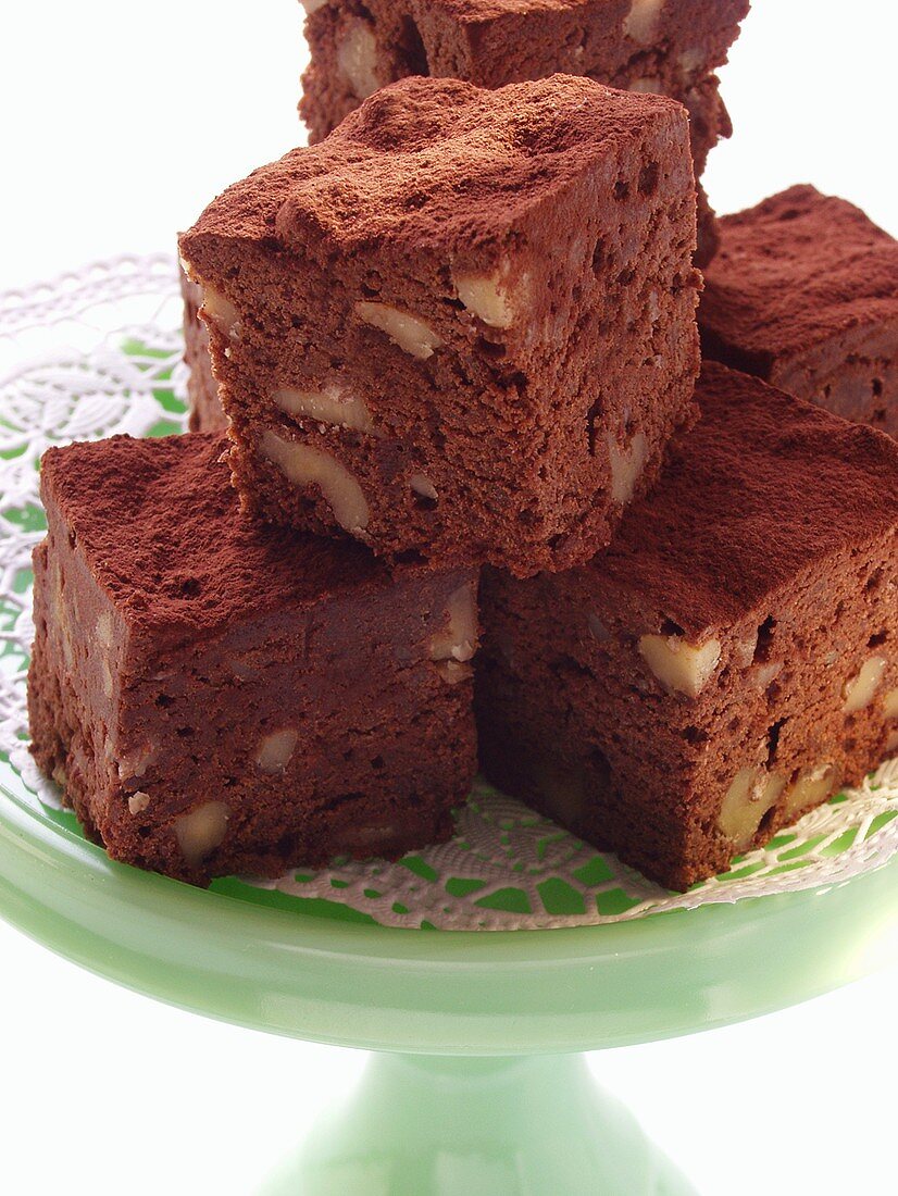 Brownies mit Walnüssen auf grüner Kuchenplatte