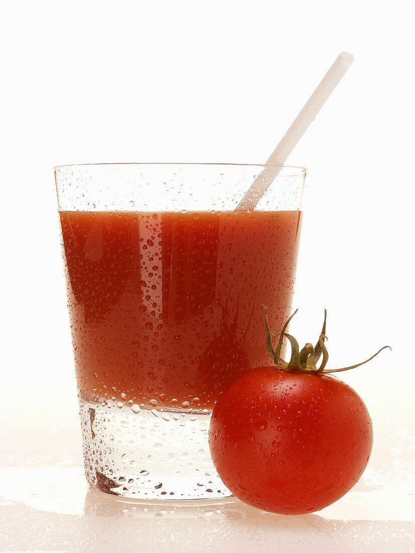 Tomatensaft im Glas mit Strohhalm; Kirschtomate