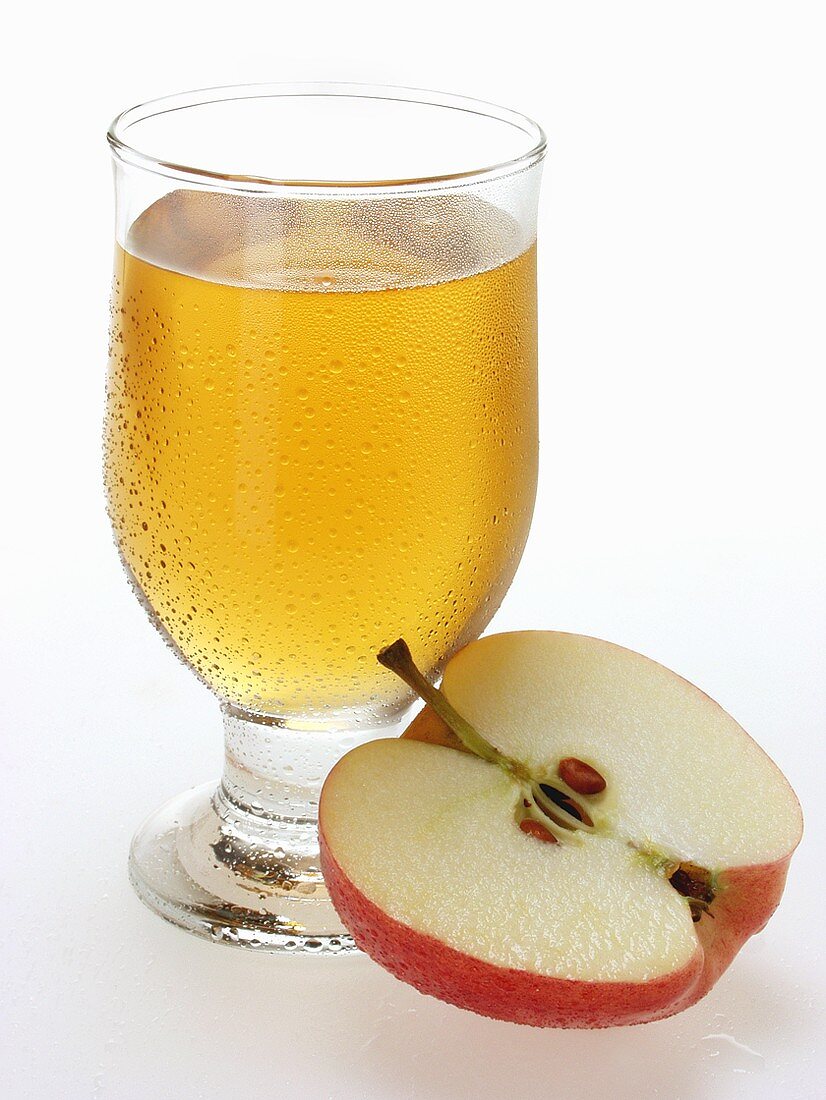 Glas Apfelsaft und halber Apfel