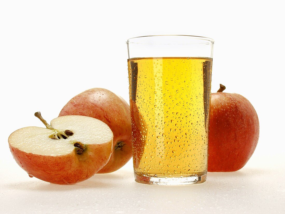 Glas Apfelsaft und frische Äpfel