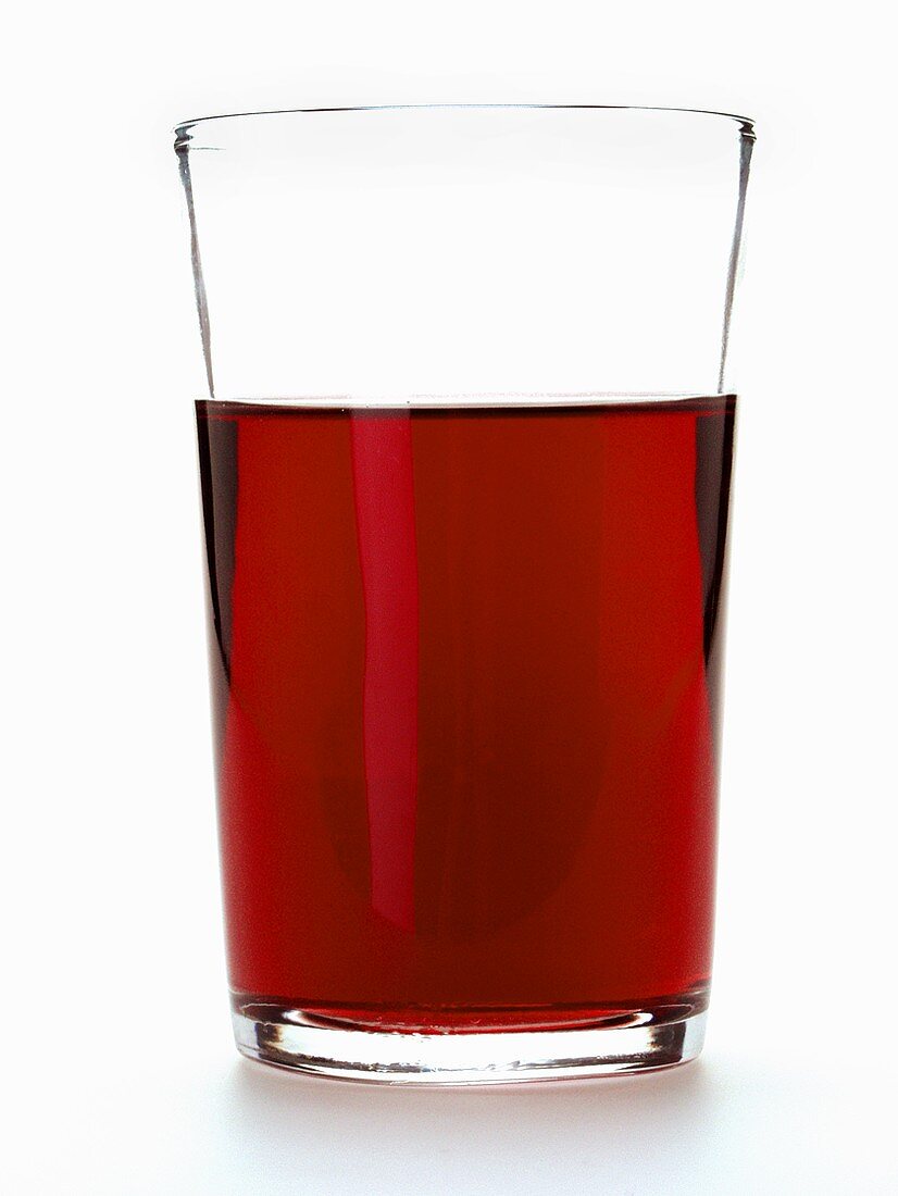 Roter Traubensaft im Glas