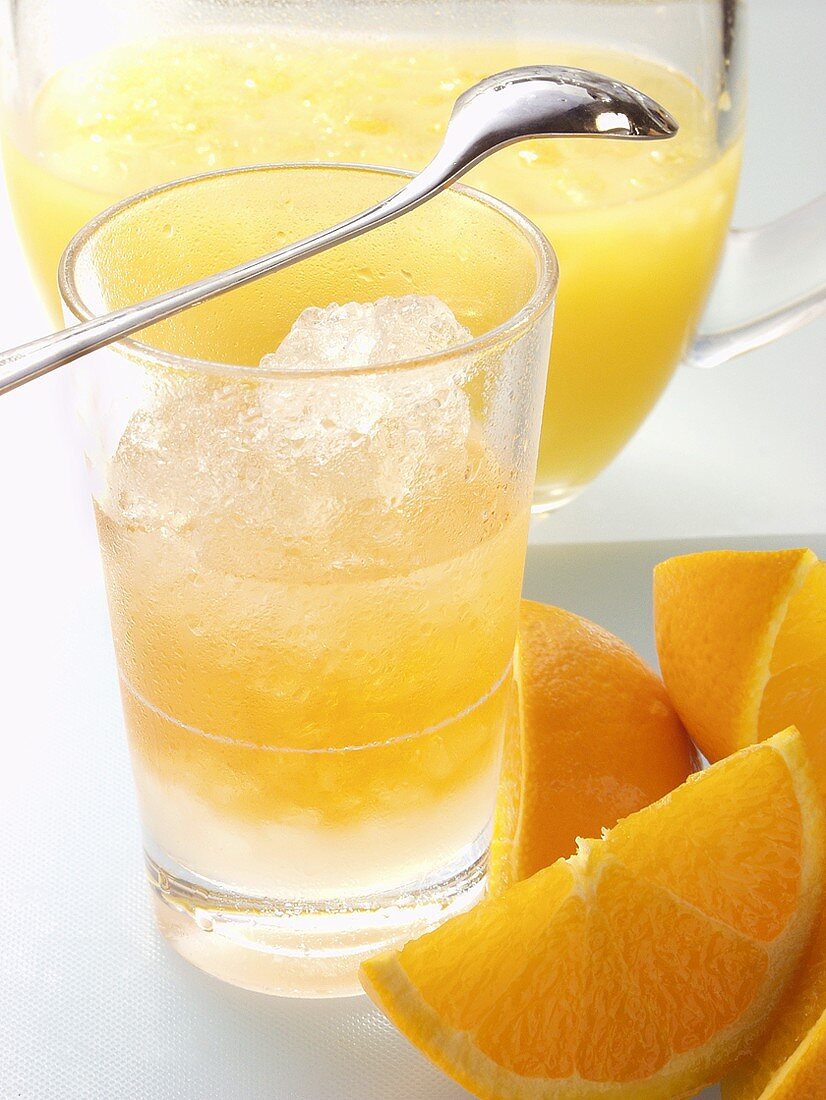 Orangensaft mit zerstossenem Eis