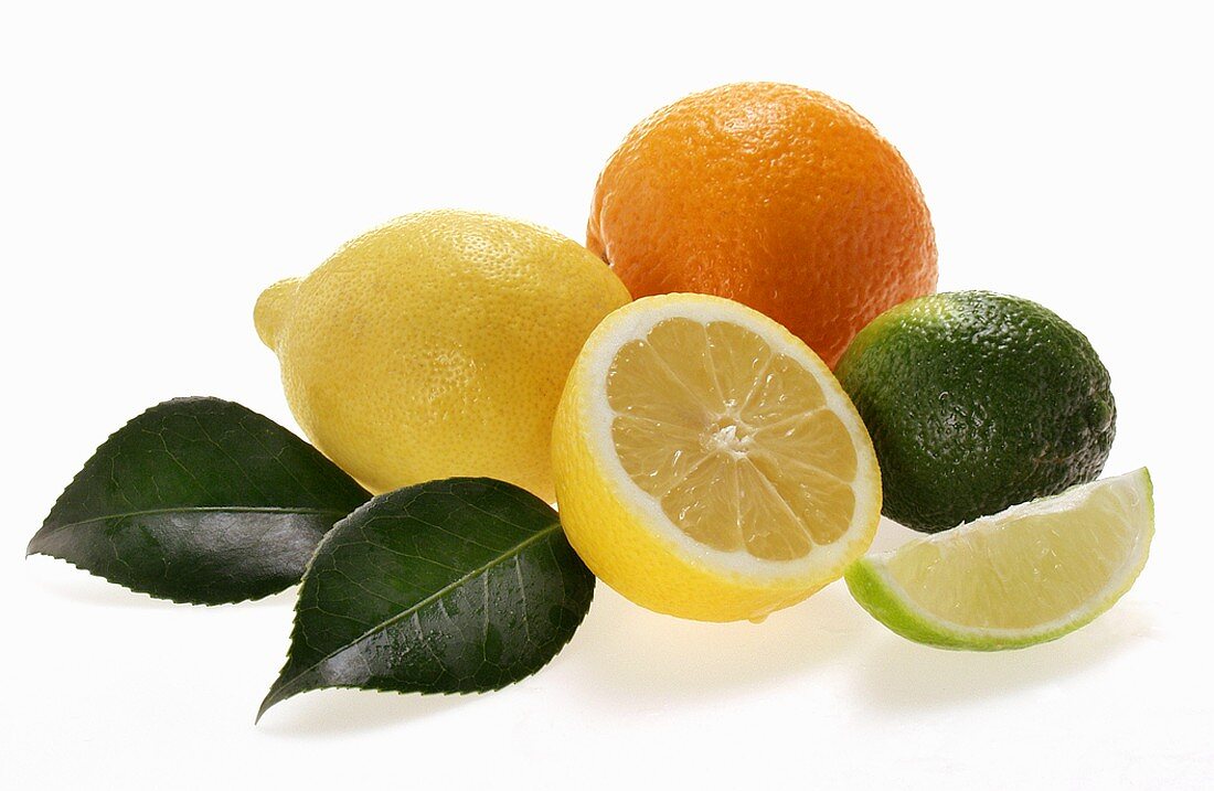 Zitronen mit Blättern, Limetten und Orange