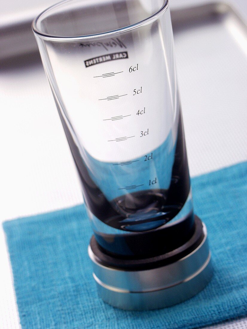 Measuring glass for mixing cocktails
