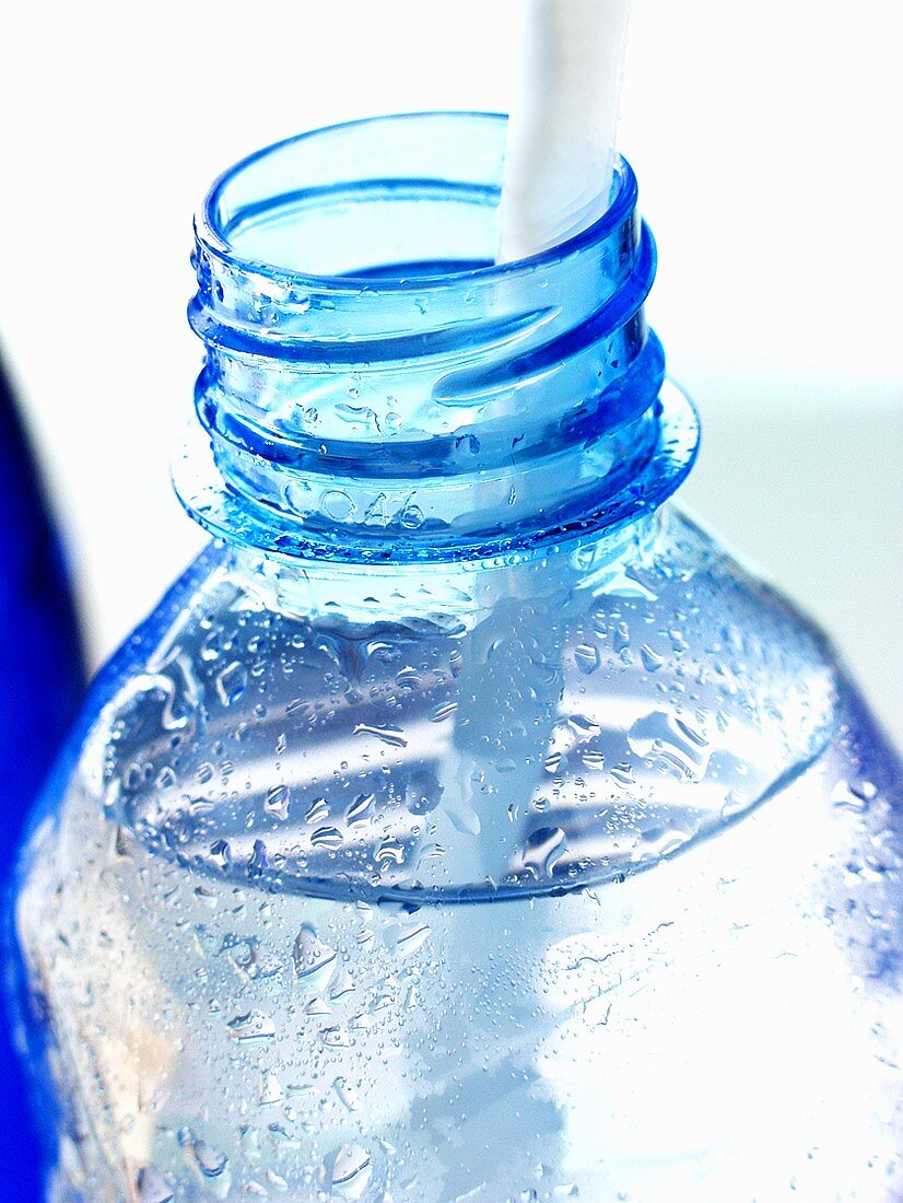 Mineralwasserflasche mit Strohhalm