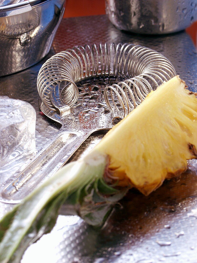 Barsieb und frische Ananas