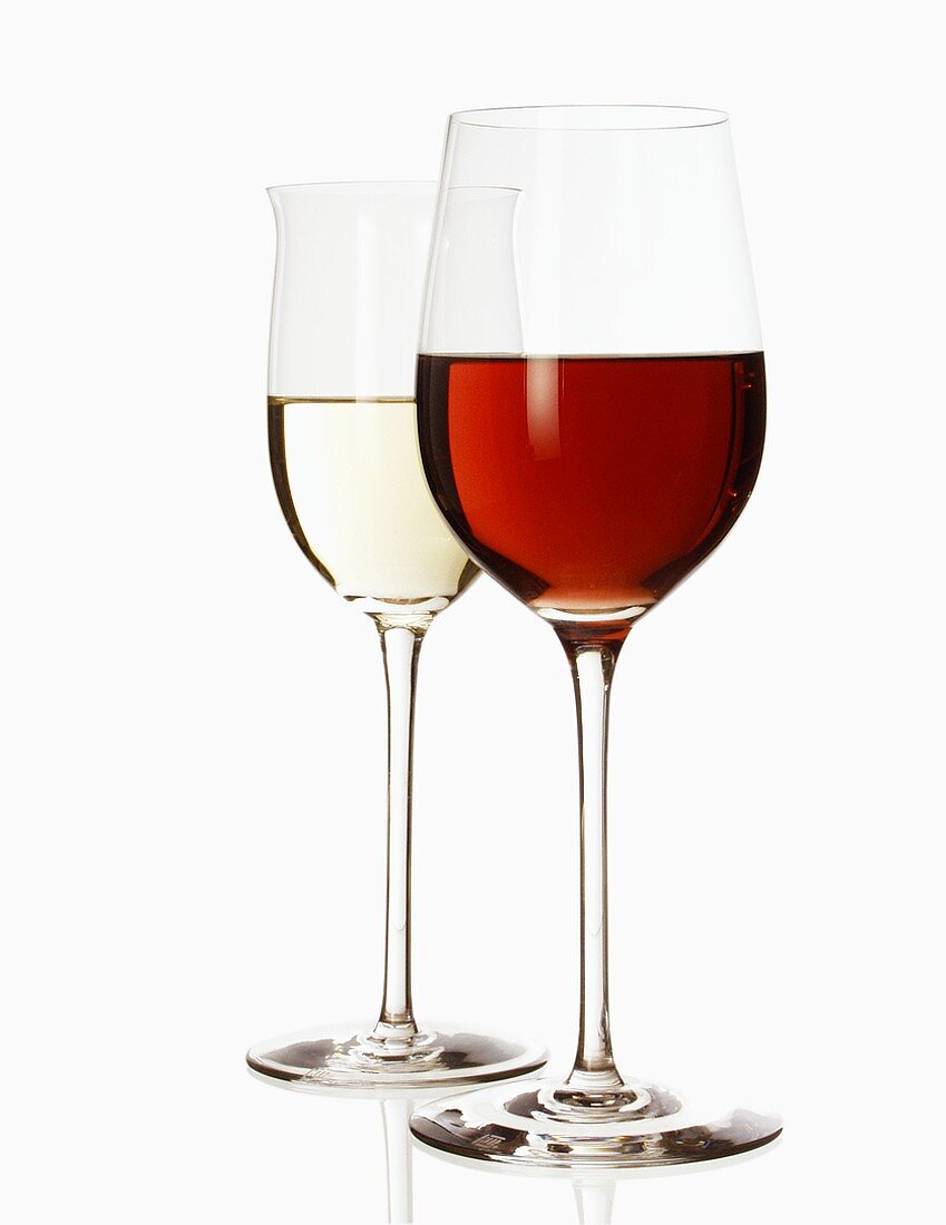 Rotweinglas und Weissweinglas, halb gefüllt