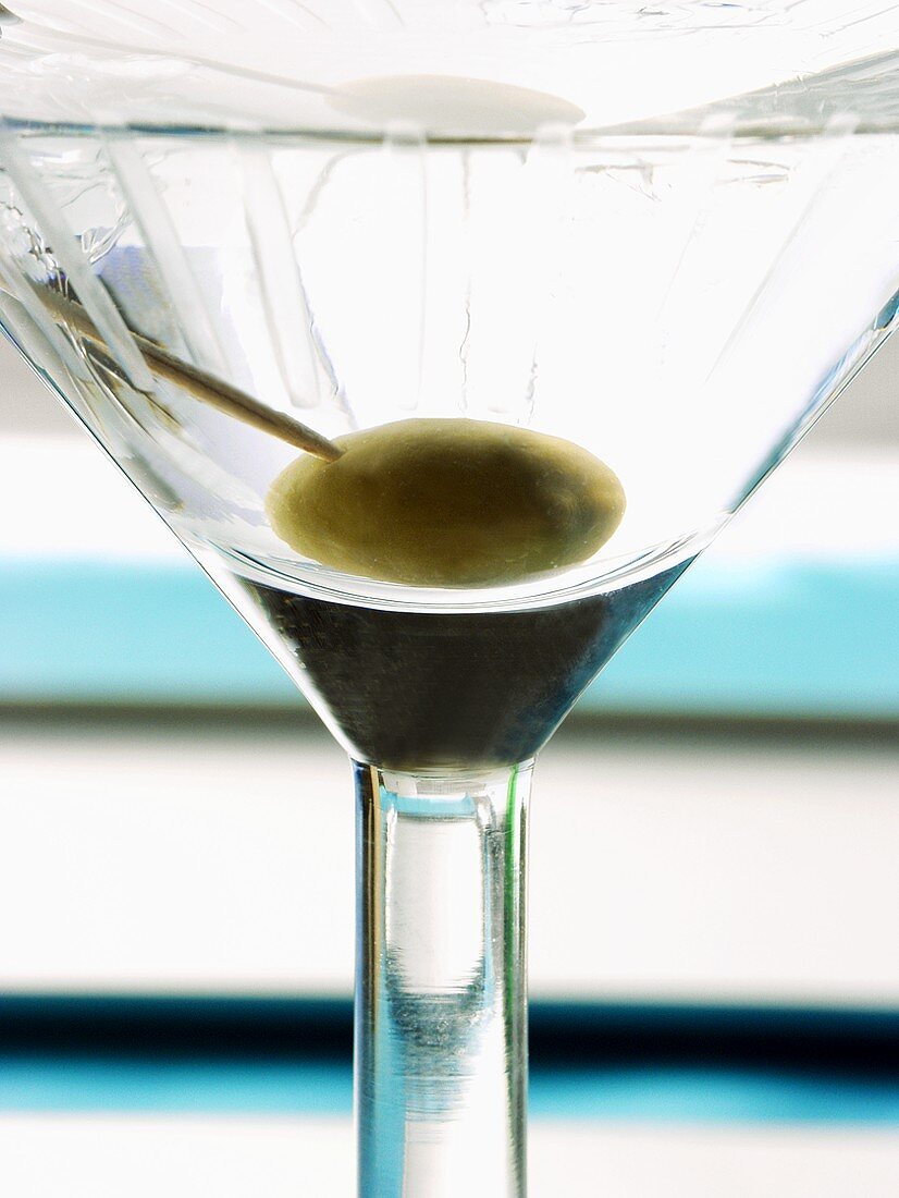 Martini mit grüner Olive im Glas