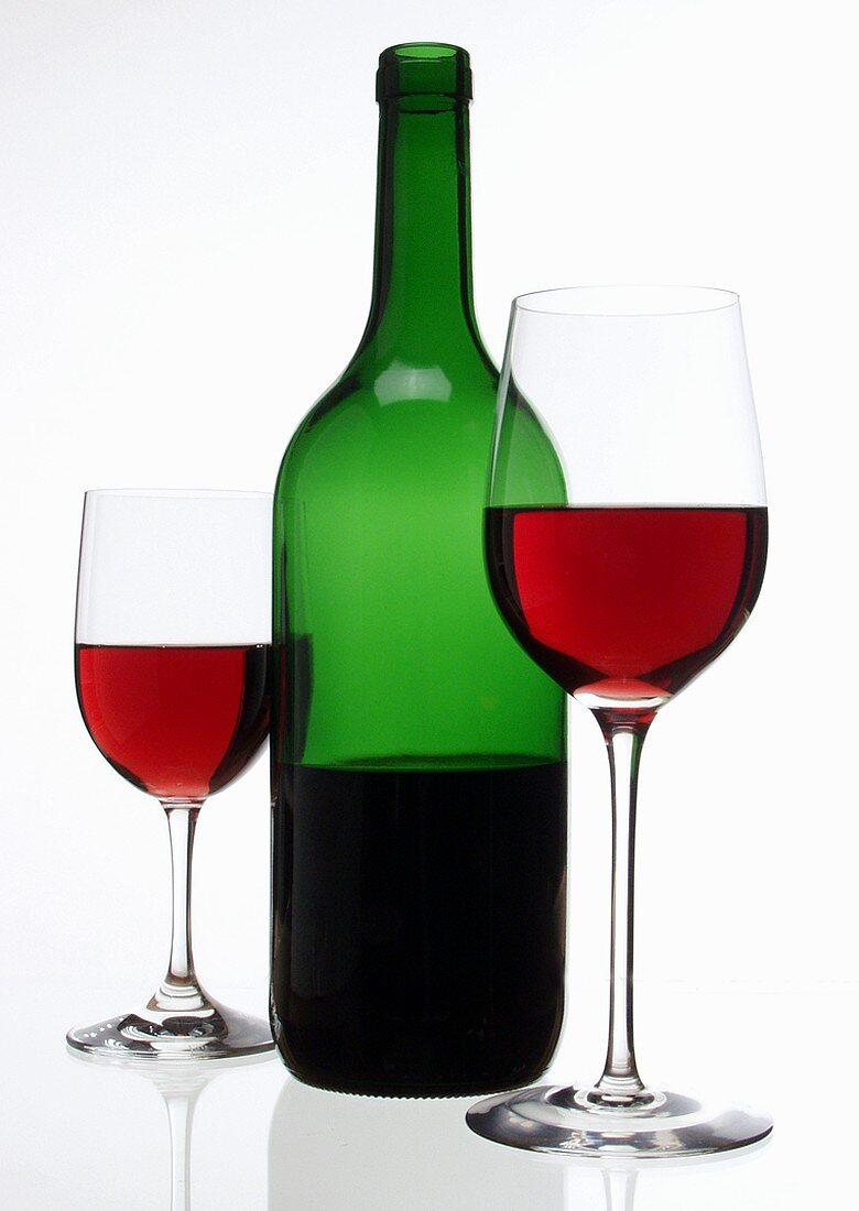 Rotweinflasche und zwei verschiedene Rotweingläser