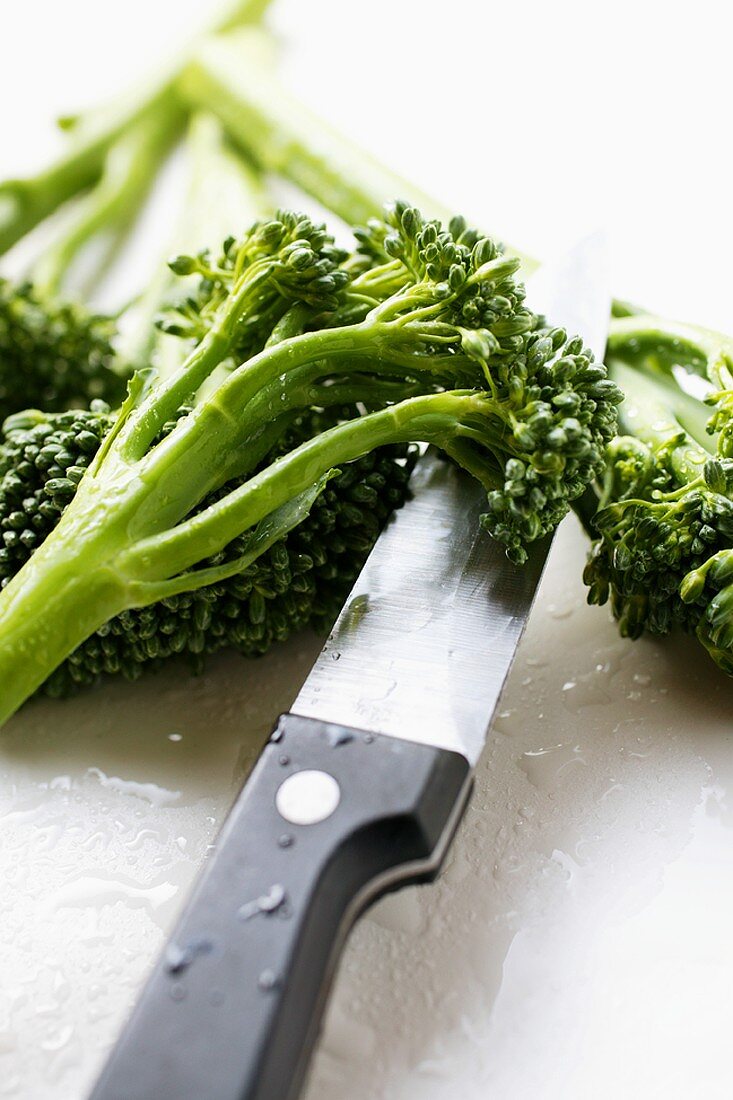 Frisch gewaschener Brokkoli mit Messer