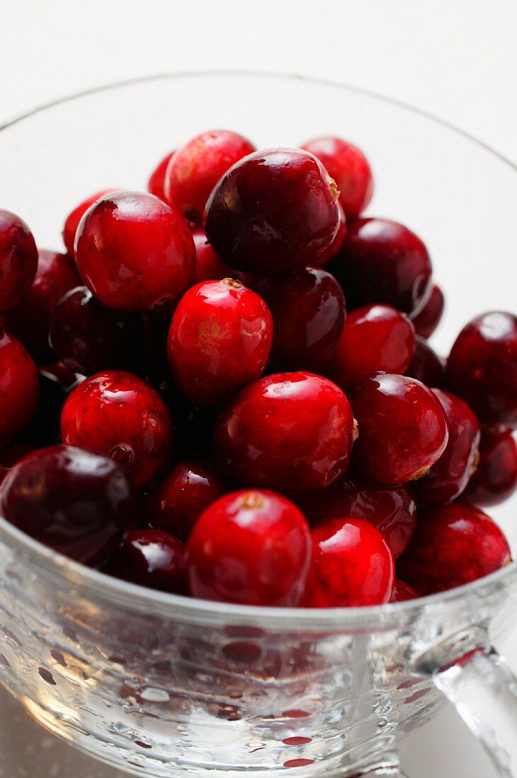 Frische Cranberries in Glastasse (Close up)