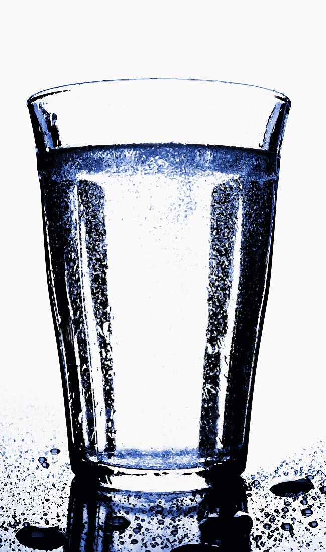 Glas Mineralwasser in Blau