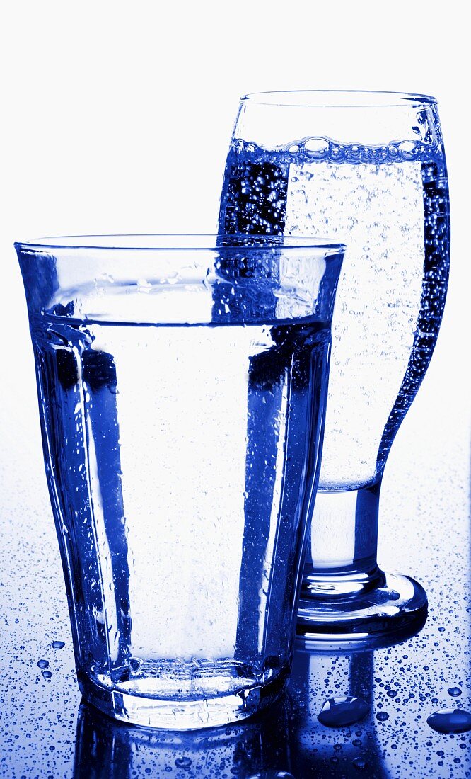 Zwei Gläser Mineralwasser in Blau