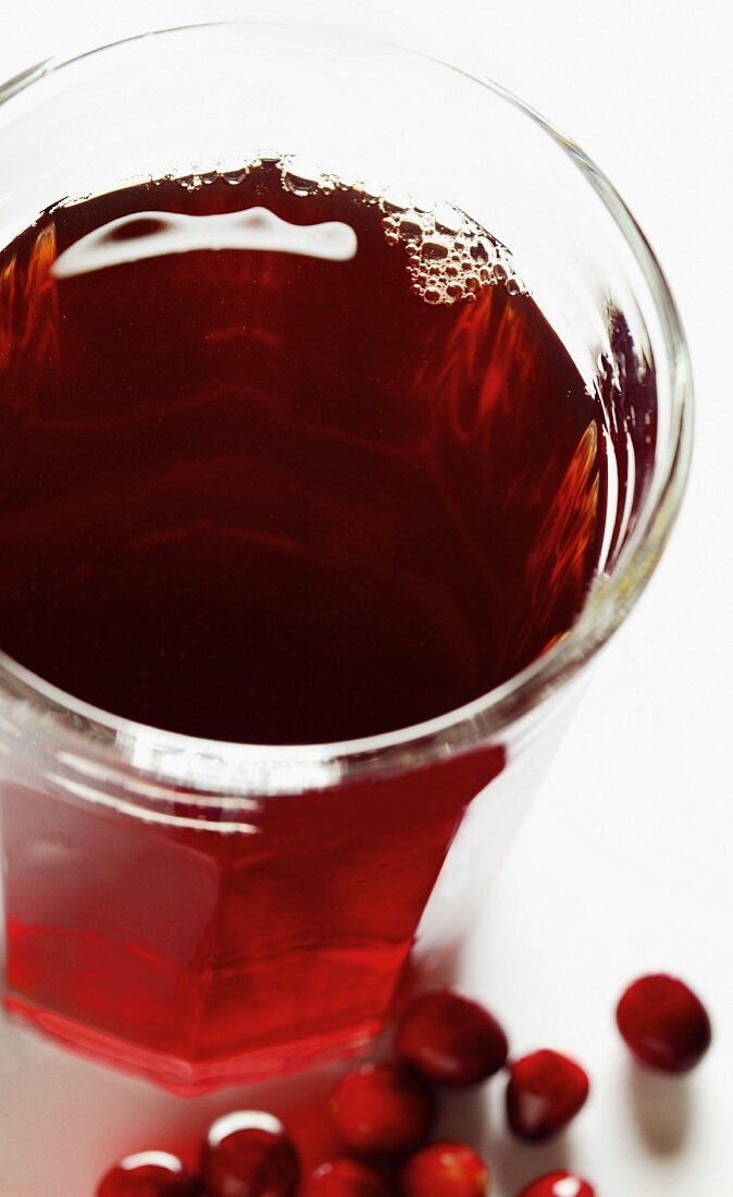 Cranberrysaft im Glas; frische Cranberries