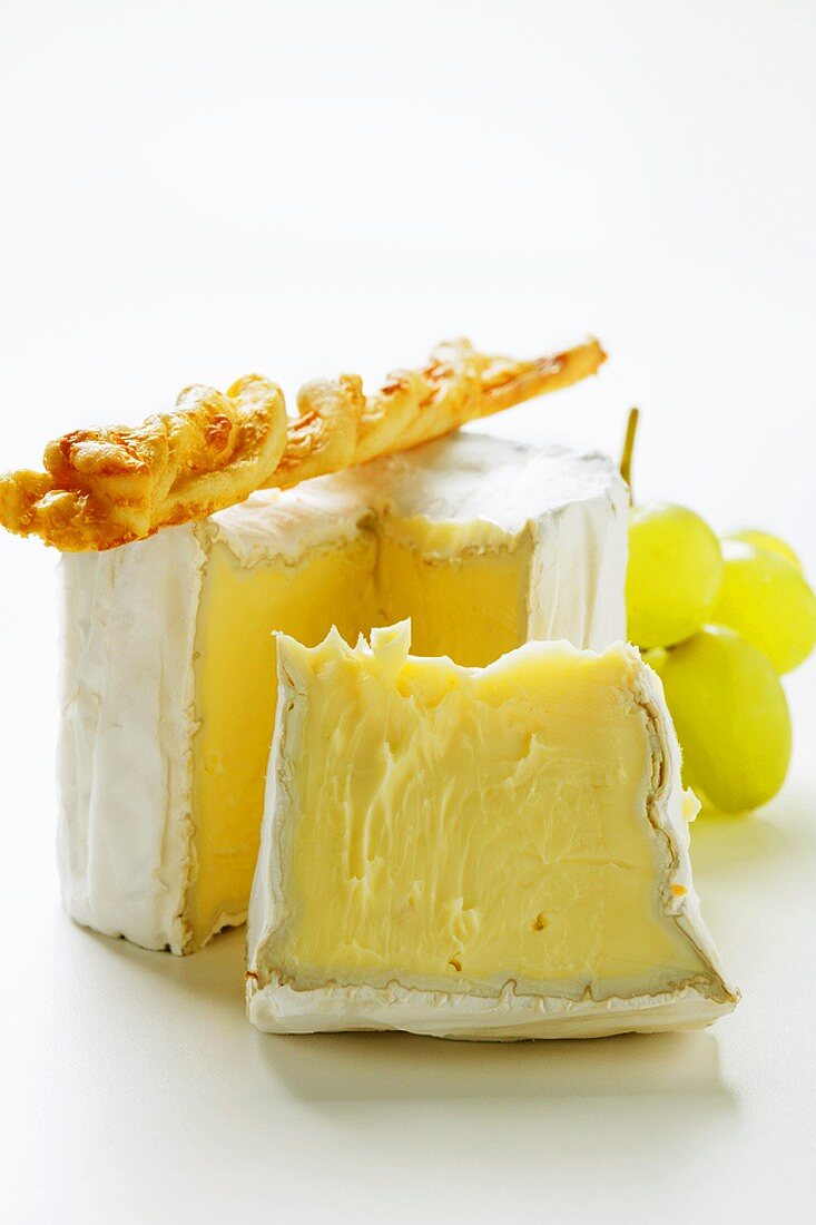 Saint Andre Triple Cream Cheese mit Gebäck und Trauben