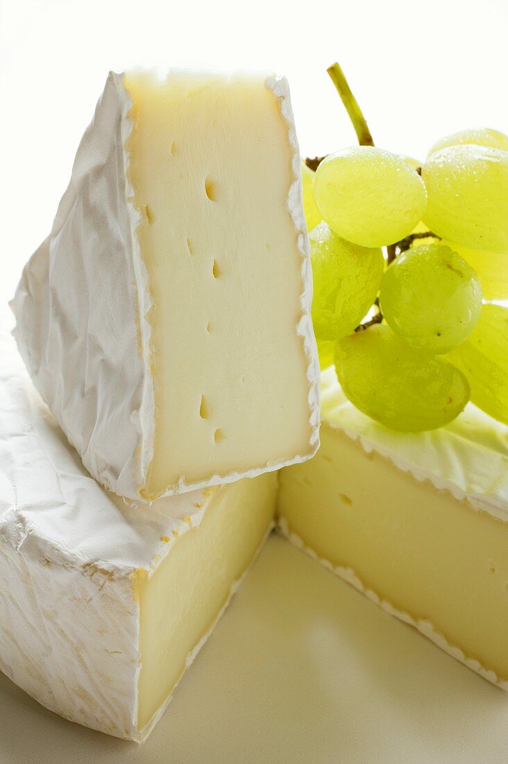Brie with green grapes