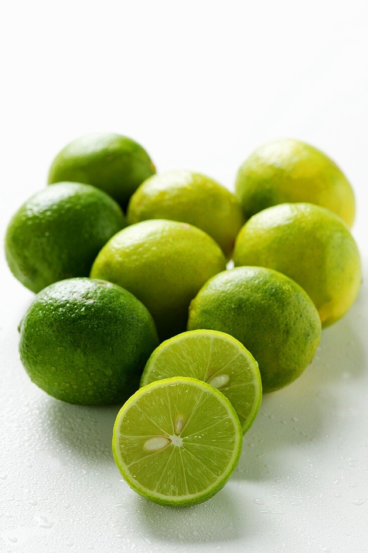 Frische Key Limes mit Wassertropfen