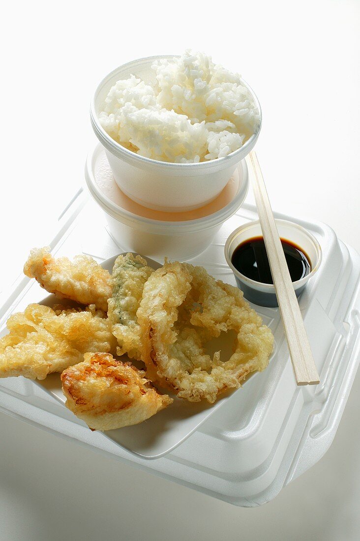 Tempura mit Reis und Sojasauce zum Mitnehmen