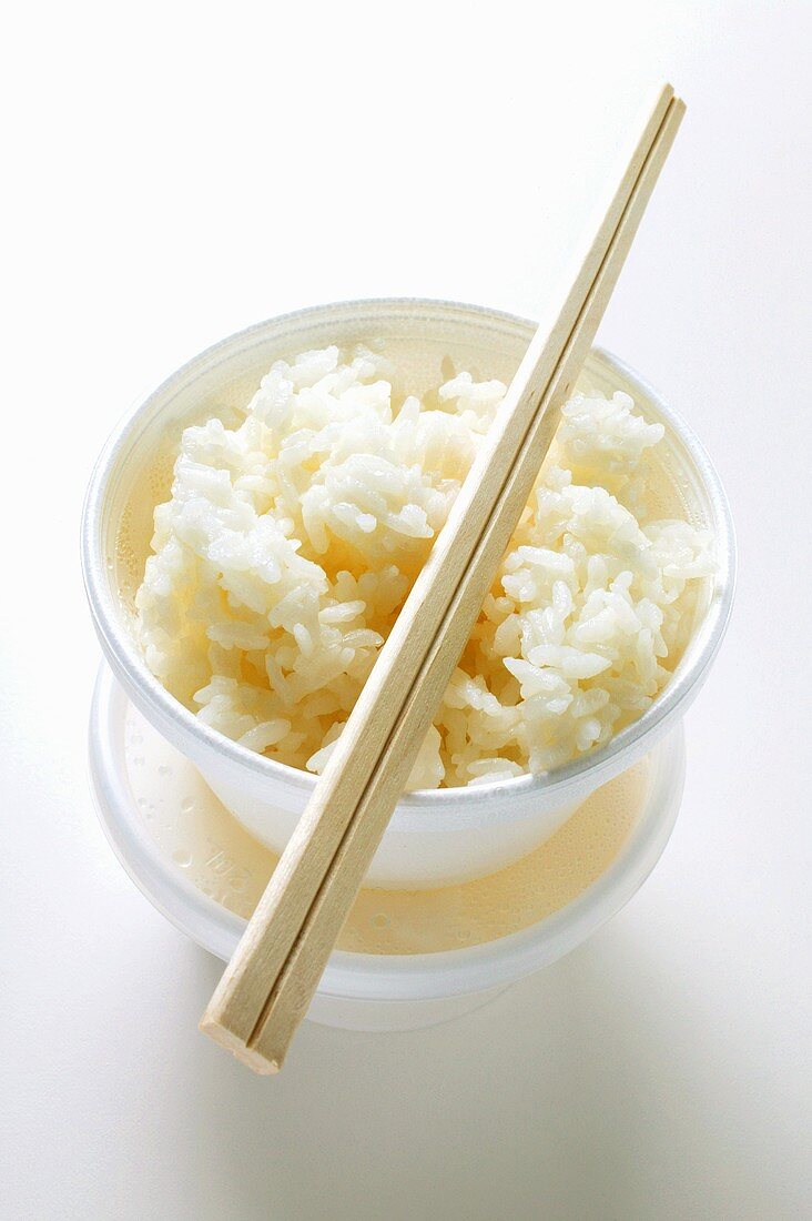 Reis zum Mitnehmen mit Essstäbchen