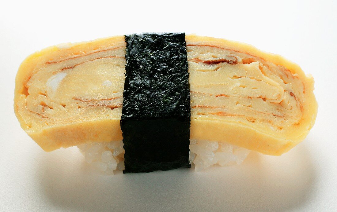 Nigiri-Sushi mit Ei und Nori