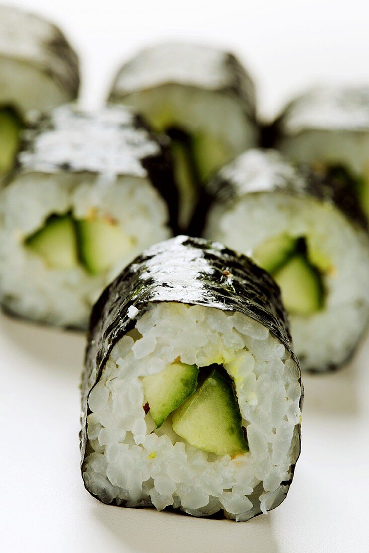 Maki-Sushi mit Gurke (Detail)