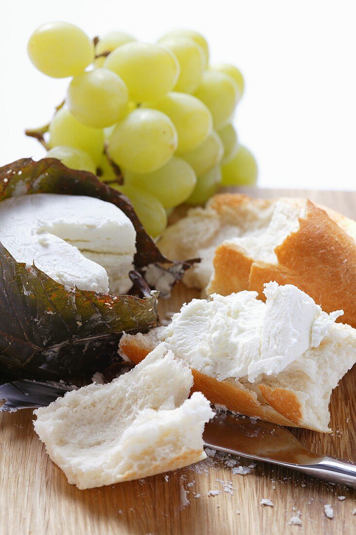 Fresh goat's cheese with baguette and grapes