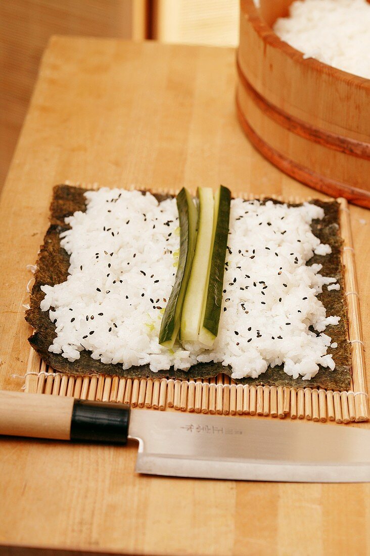 Maki-Sushi mit Gurke zubereiten