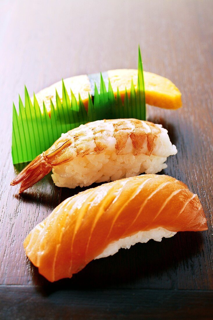 Nigiri-Sushi mit Lachs, Garnele und Ei