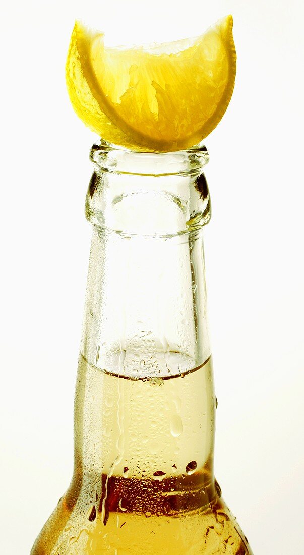 Flasche Ginger Ale mit Zitronenschnitz