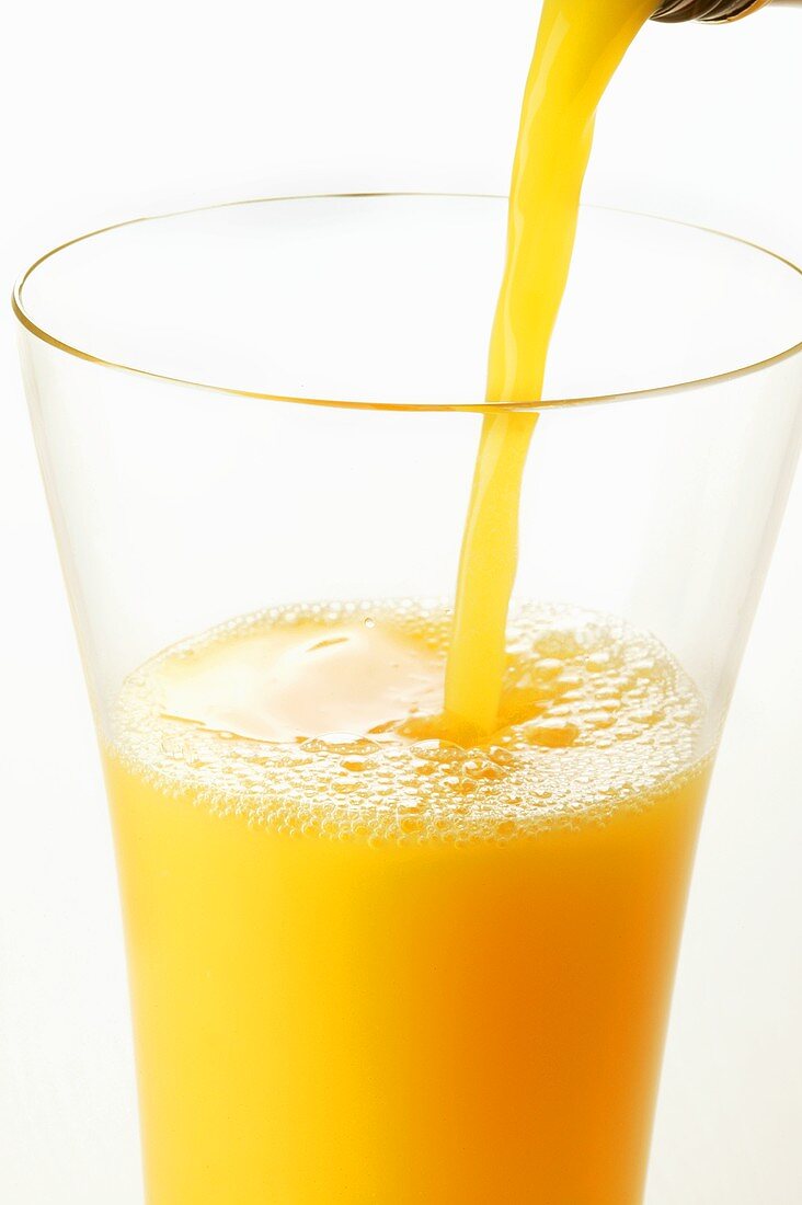 Orangensaft einschenken