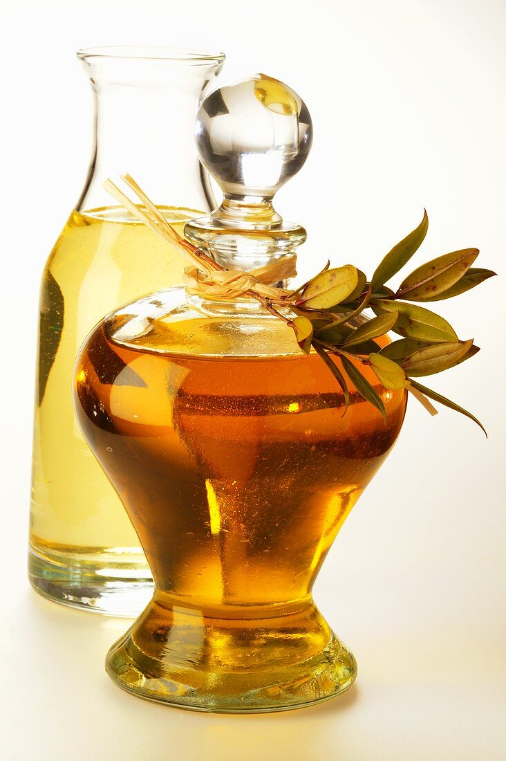 Olivenöl und Erdnussöl in Karaffen