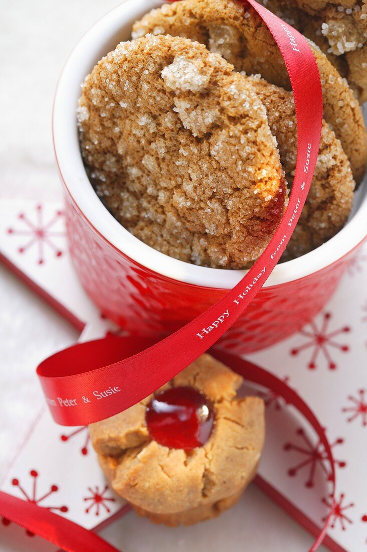 Ginger Cookies und Peanut Cookies mit roter Schleife