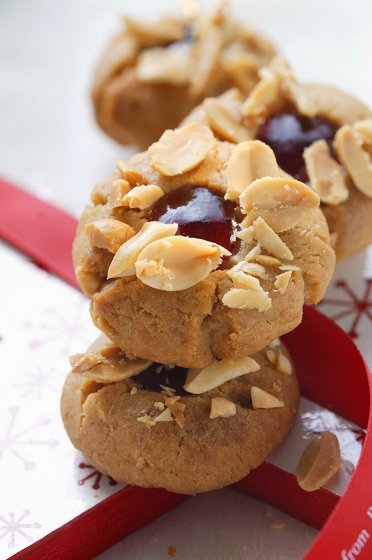 Peanut cookies with jam