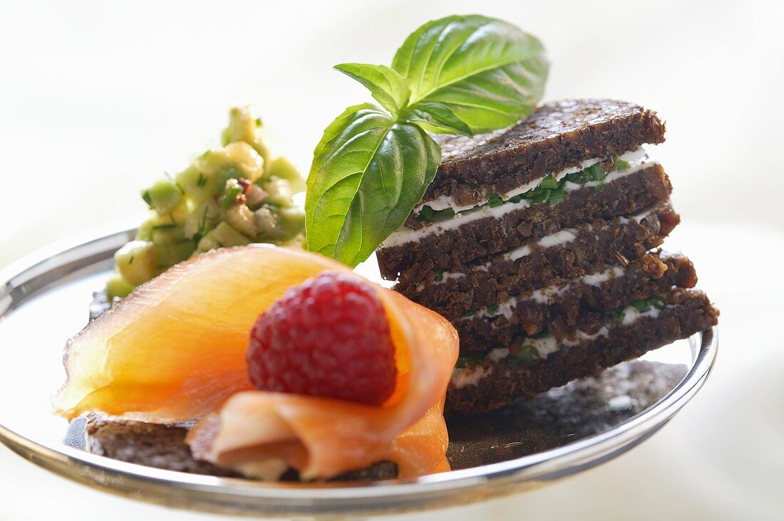 Pumpernickel snacks with salmon, soft cheese and avocado
