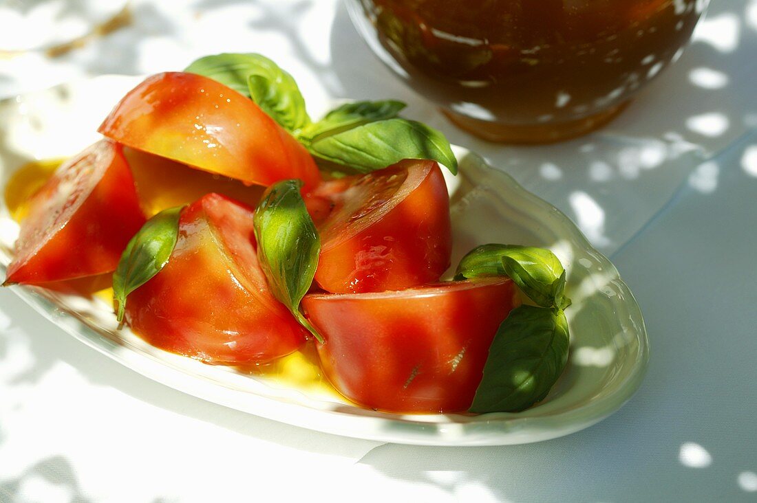 Tomaten mit frischem Basilikum in Olivenöl