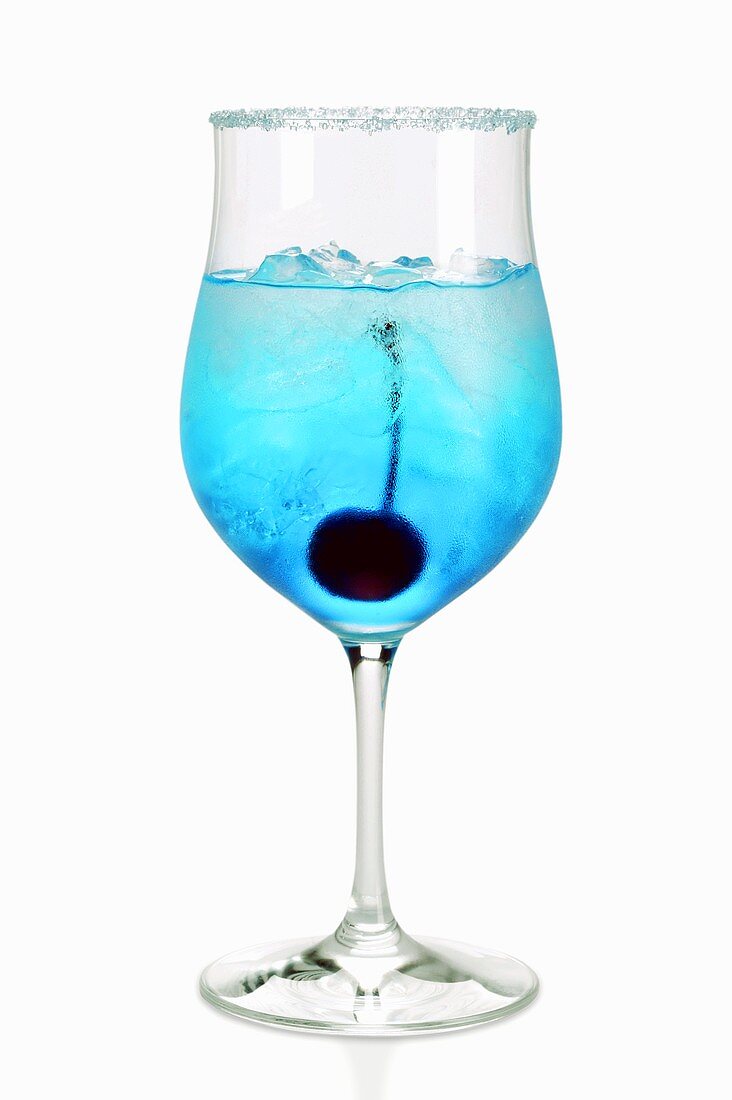 Cocktail mit Blue Curacao und Cocktailkirsche