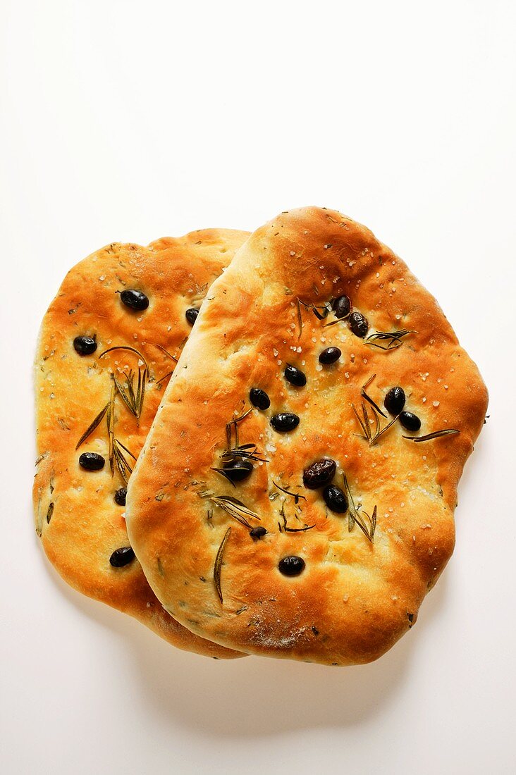 Zwei Focaccia mit Oliven und Rosmarin