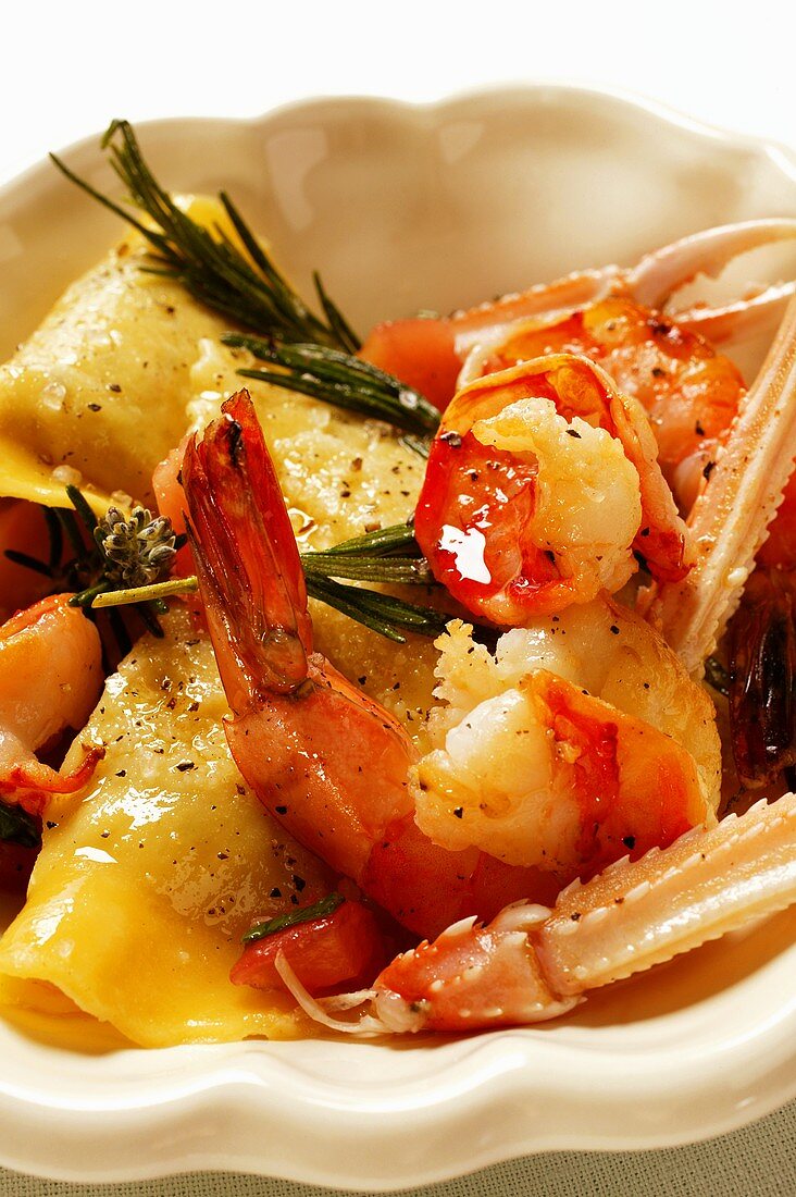 Ravioli with scampi and rosemary (close-up)