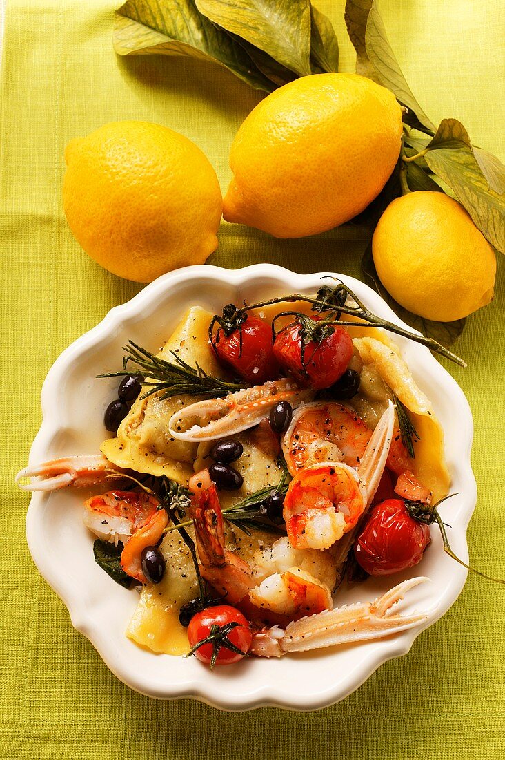 Ravioli mit Scampi, Tomaten und Oliven; Zitronen