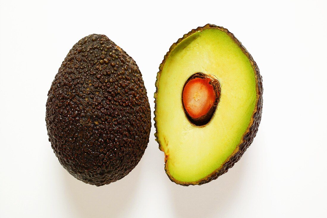 Ganze und halbe Miniavocado